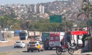 Mulher morre atropelada por carro em ponto de ônibus no Anel Rodoviário, em BH - Foto: Reprodução/Redes Sociais