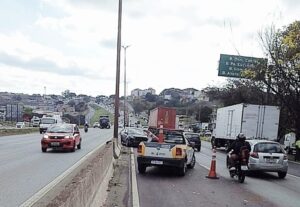 Acidente entre carro e caminhão complica trânsito no Anel Rodoviário, em BH - Foto: Divulgação/BHTrans