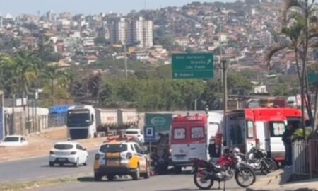 Mulher morre atropelada por carro em ponto de ônibus no Anel Rodoviário, em BH - Foto: Reprodução/Redes Sociais