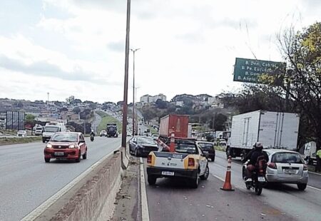Acidente entre carro e caminhão complica trânsito no Anel Rodoviário, em BH - Foto: Divulgação/BHTrans