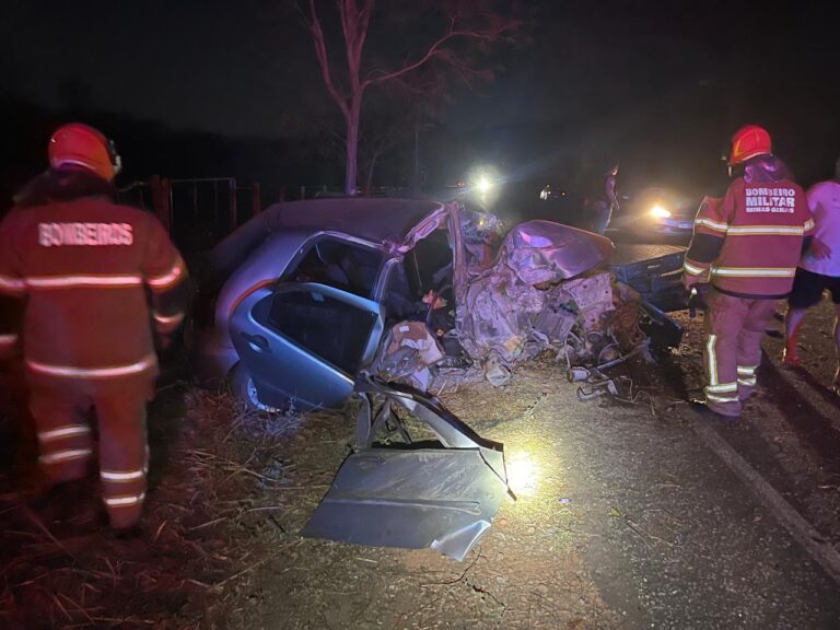 Acidente deixa um morto e três feridos na estrada de Araçuaí Acidente deixa um morto e três feridos na estrada de Araçuaí - Foto: Divulgação/CBMMG