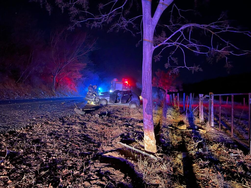 Acidente deixa um morto e três feridos na estrada de Araçuaí 1 Acidente deixa um morto e três feridos na estrada de Araçuaí - Foto: Divulgação/CBMMG
