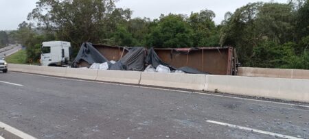 Carreta tomba e interdita trecho da BR-040, em Barbacena - Foto: Reprodução/Redes Sociais