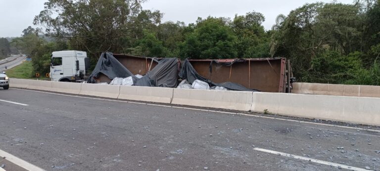 Carreta tomba e interdita trecho da BR-040, em Barbacena Carreta tomba e interdita trecho da BR-040, em Barbacena - Foto: Reprodução/Redes Sociais