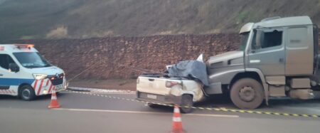 Duas pessoas morrem em acidente entre carro e carretas na BR-040, em Itabirito - Foto: Reprodução/Redes Sociais