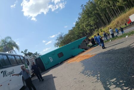 Batida entre dois ônibus deixa 4 mortos e 35 feridos na BR-040, em Juiz de Fora - Foto: Reprodução/Redes Sociais