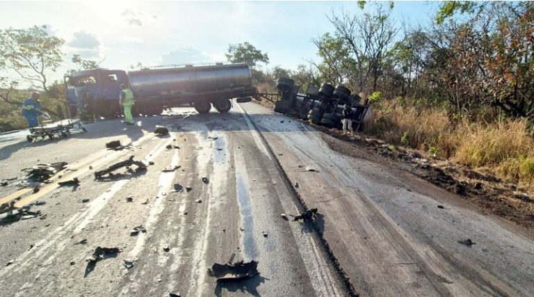 Acidente entre caminhão e caminhonete deixa um morto na BR-262, em MG - Foto: Divulgação/PRF