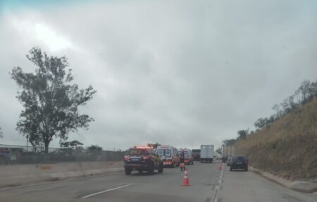 Acidente entre caminhões e carro interdita BR-381, na Grande BH - Foto: Reprodução/Redes Sociais