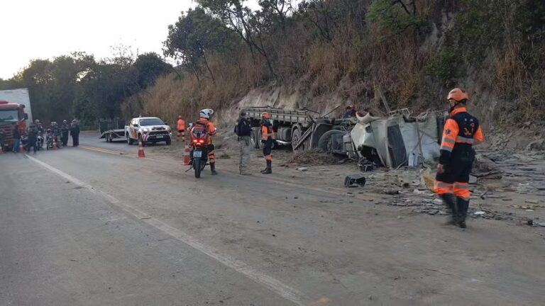 Caminhão carregado com granito tomba e motorista morre na BR-381, em Sabará - Foto: Reprodução/Redes Sociais