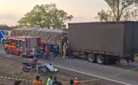Acidente entre caminhões deixa homem preso às ferragens na BR-262, na Grande BH