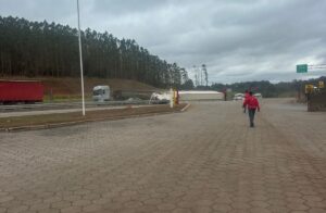 Motorista morre após tombamento de carreta na BR-381, em Bom Jesus do Amparo - Foto: Reprodução/Redes Sociais
