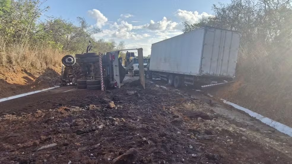Grave acidente deixa cinco feridos na BR-365, em Claro dos Poções Grave acidente deixa cinco feridos na BR-365, em Claro dos Poções - Foto: Divulgação/SAMU
