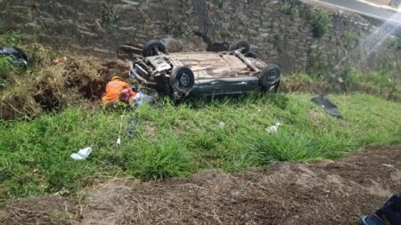 Casal e criança ficam feridos após carro capotar em Lagoa Santa - Foto: Divulgação/CBMMG