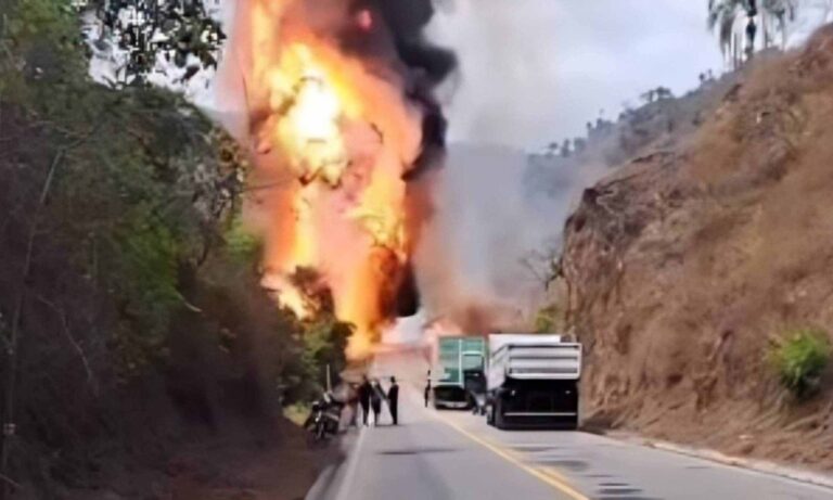Caminhão com botijões de gás tomba e explode na MGC-120, entre Ferros e Santa Maria de Itabira Caminhão com botijões de gás tomba e explode na MGC-120, entre entre Ferros e Santa Maria de Itabira - Foto: Reprodução/Redes Sociais