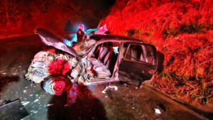Motorista fica ferido após colisão com carreta na BR-353 em Juiz de Fora - Foto: Divulgação/Corpo de Bombeiros