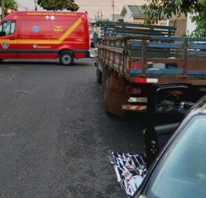 Mulher morre atropelada e prensada por carro em Uberlândia - Foto: Divulgação/CBMMG