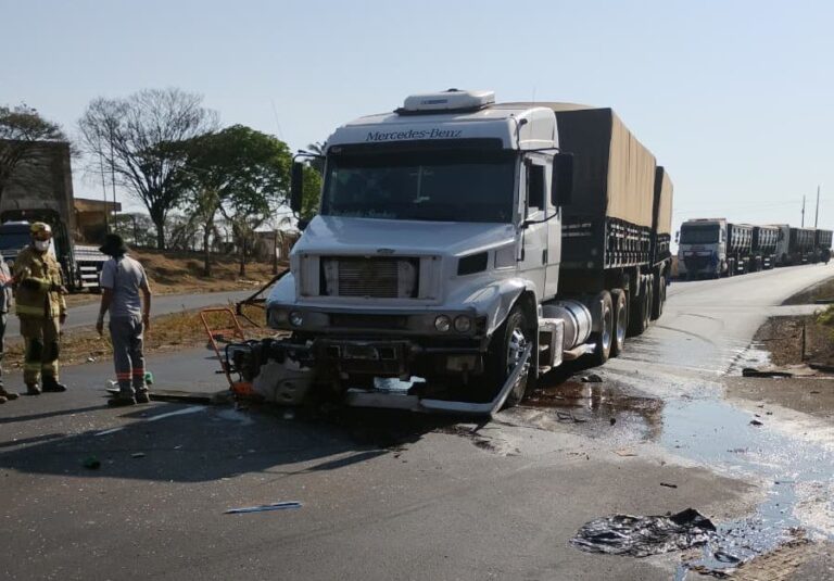 Acidente entre van e carreta deixa sete trabalhadores em Uberlândia - Foto: Divulgação/CBMMG