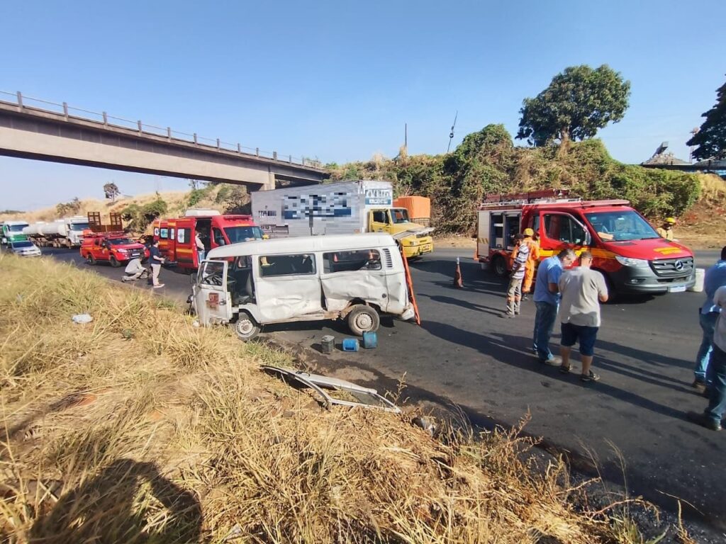 Acidente entre van e carreta deixa sete trabalhadores em Uberlândia - Foto: Divulgação/CBMMG