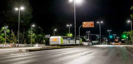 Motorista dorme ao volante e bate em poste em avenida de BH após sair de jogo do Cruzeiro - Foto: Divulgação/BHIP
