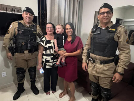 Polícia Militar salva bebê de 1 ano e meio engasgado em BH - Foto: Divulgação/PMMG