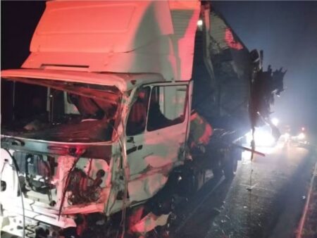 Dois morrem em acidente com caminhões e carreta na BR-135, em Joaquim Felício - Foto: Divulgação/Polícia Militar