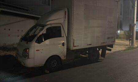 Homem rouba caminhão, tenta atropelar policiais e é preso em Contagem Homem rouba caminhão, tenta atropelar policiais e é preso em Contagem - Foto: Divulgação/PMMG