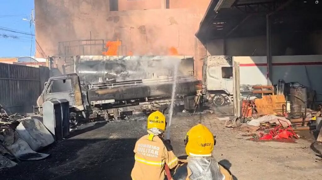Caminhão-tanque pega fogo em posto de combustíveis e deixa ferido em Alfenas - Foto: Divulgação/CBMMG