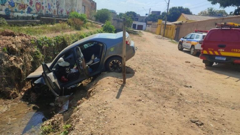 Motorista morre após carro cair em córrego em Ribeirão das Neves - Foto: Divulgação/CBMMG