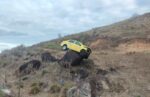 Carro fica pendurado em cima de pedra após acidente em rodovia de MG - Foto: Divulgação/Polícia Militar Rodoviária