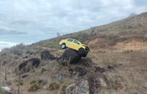 Carro fica pendurado em cima de pedra após acidente em rodovia de MG - Foto: Divulgação/Polícia Militar Rodoviária