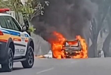 Carro pega fogo na Avenida do Contorno, em BH - Foto: Reprodução/Redes Sociais