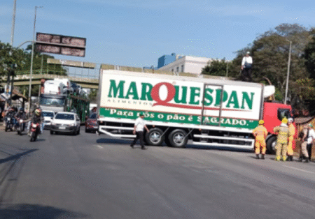 Homem atravessa caminhão e interdita pista da Avenida Cardeal Eugênio Pacelli, em Contagem - Foto: Divulgação/Transcon
