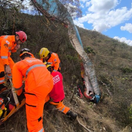Homem sofre queda em local de difícil acesso na Serra do Elefante, na Grande BH - Foto: Divulgação/CBMMG
