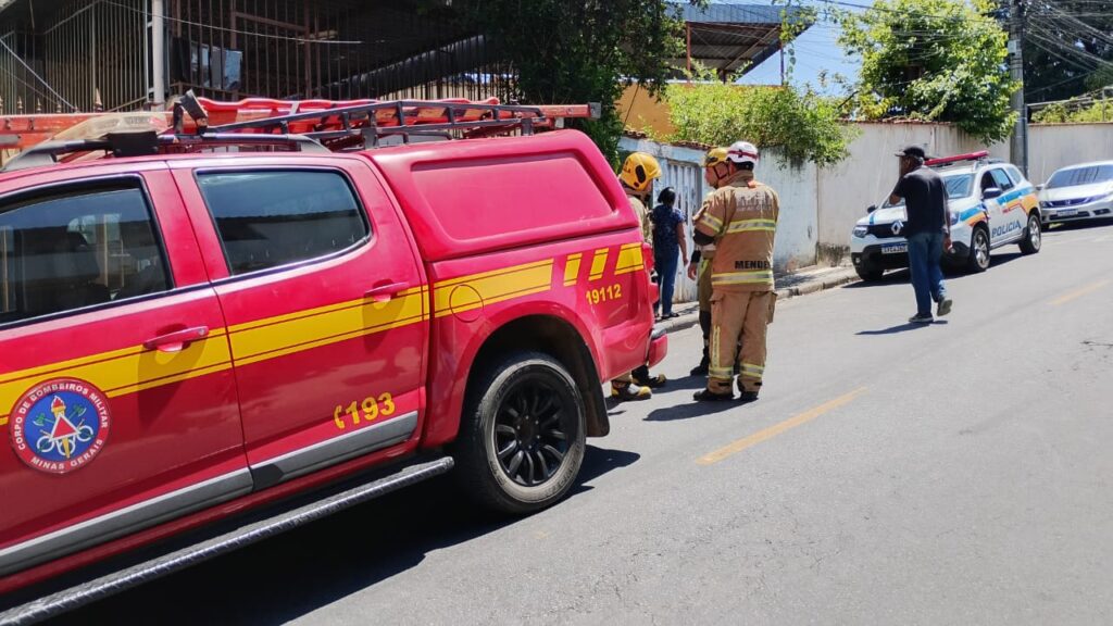 Mulher é presa suspeita de atear fogo em casa no bairro Santa Cruz, em BH 1 Mulher é presa suspeita de atear fogo em casa no bairro Santa Cruz, em BH - Foto: Divulgação/CBMMG