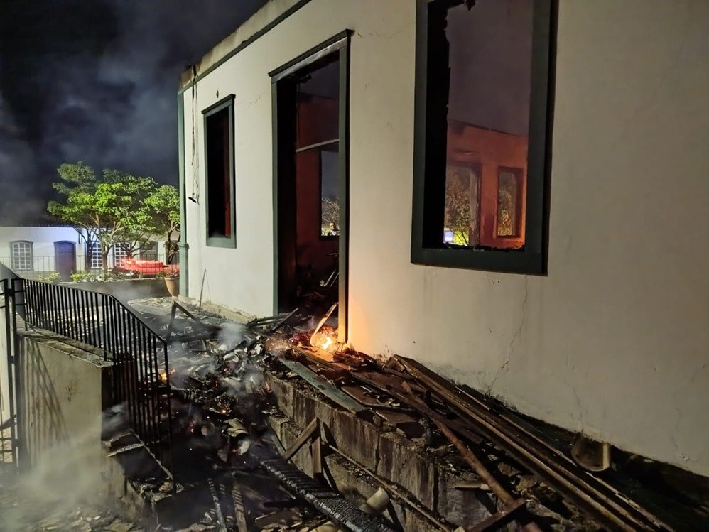 Incêndio destrói casarão histórico em Santa Bárbara - Foto: Divulgação/CBMMG