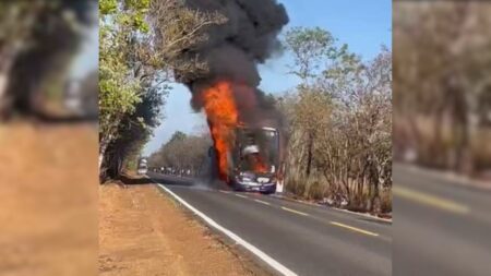 Ônibus com jogadores do Paracatu pega fogo em rodovia de MG Ônibus com jogadores do Paracatu pega fogo em rodovia de MG - Foto: Reprodução/Redes Sociais