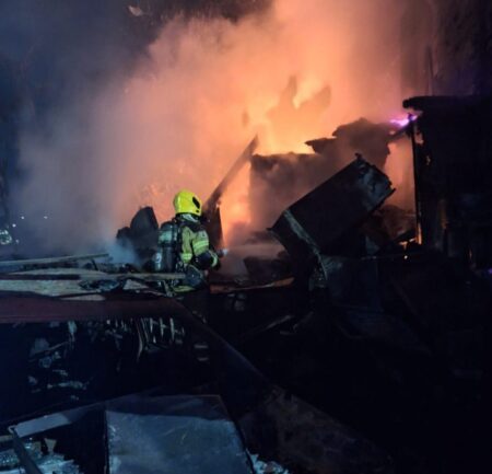 Incêndio em lote com entulho assusta moradores em Santa Luzia - Foto: Divulgação/CBMMG
