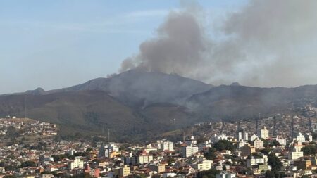 Incendio de grandes proporções atinge Serra do Curral, em BH - Foto: Divulgação/CBMMG