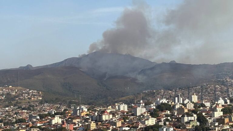 Incendio de grandes proporções atinge Serra do Curral, em BH - Foto: Divulgação/CBMMG