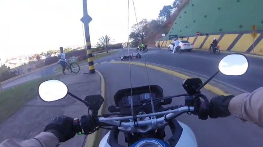 ‘Influencer do grau’ tenta atropelar PMs, cai durante fuga e é preso em MG - Foto: Divulgação/PMMG