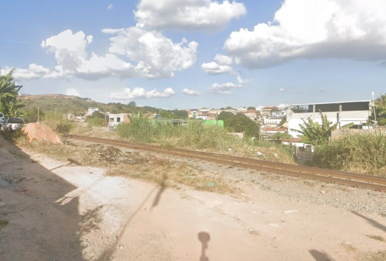 Homem com mãos atadas é encontrado morto em linha férrea de Betim Homem com mãos atadas é encontrado morto em linha férrea de Betim - Foto: Reprodução/Google Street View
