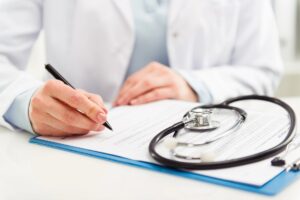Homem é preso por se passar por enfermeiro com diploma falso em hospital de BH - Foto: Divulgação/Ilustrativo/depositphotos
