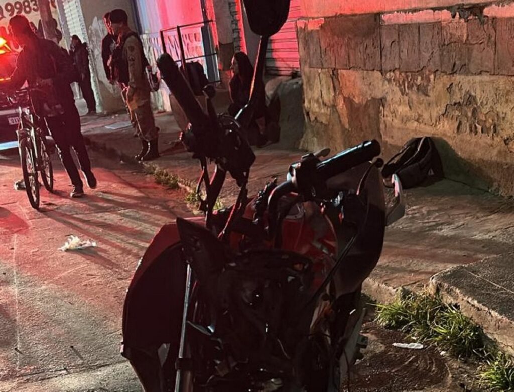 Jovem morre após perder controle de moto e bater em poste em Caratinga - Foto: Divulgação/PMMG