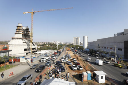 Veja rotas alternativas para evitar as obras da trincheira na Avenida Cristiano Machado, em BH - Foto: Adão de Souza/PBH