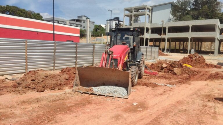 Trabalhador morre soterrado em obra de supermercado em Betim - Foto: Divulgação/Corpo de Bombeiros