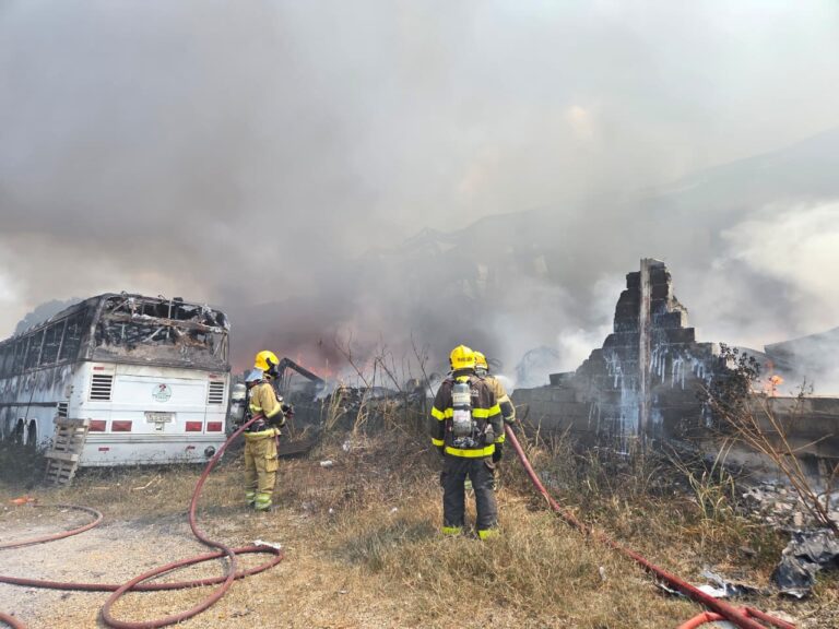 Incêndio na Grande BH atinge dois galpões e mobiliza bombeiros por mais de 5 horas - Foto: Divulgação/Corpo de Bombeiros