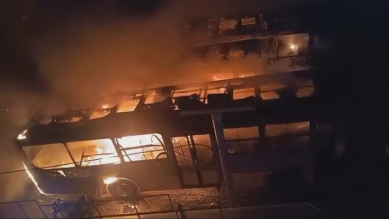 Oito ônibus são destruídos em incêndio dentro de garagem em Ponte Nova - Foto: Divulgação/Corpo de Bombeiros