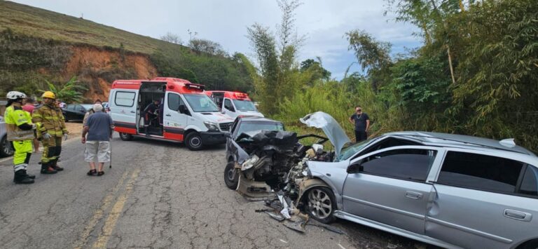 Cinco pessoas ficam feridas em acidente entre três carros na AMG-353, em Coronel Pacheco - Foto: Divulgação/CBMMG