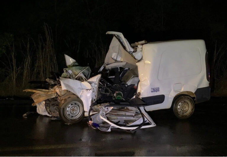 Três morrem em acidente entre ambulância e caminhão na BR-251, em Unaí - Foto: Divulgação/PMRv