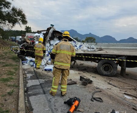 Acidente entre três caminhões deixa um morto na BR-262, em São João do Manhuaçu Acidente entre três caminhões deixa um morto na BR-262, em São João do Manhuaçu - Foto: Divulgação/CBMMG